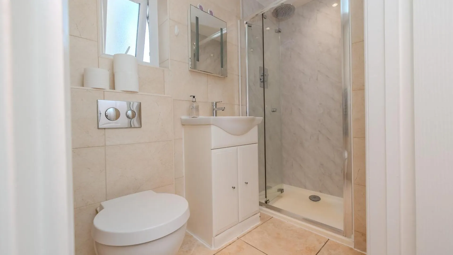 2 Bedroom Apartment Next To Brighton Beach & Shopping Center 0*,  United Kingdom
