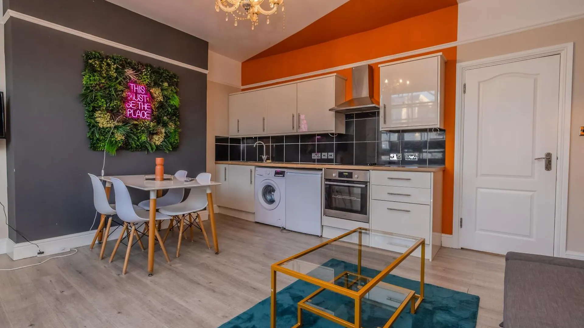 2 Bedroom Apartment Next To Brighton Beach & Shopping Center 0*,