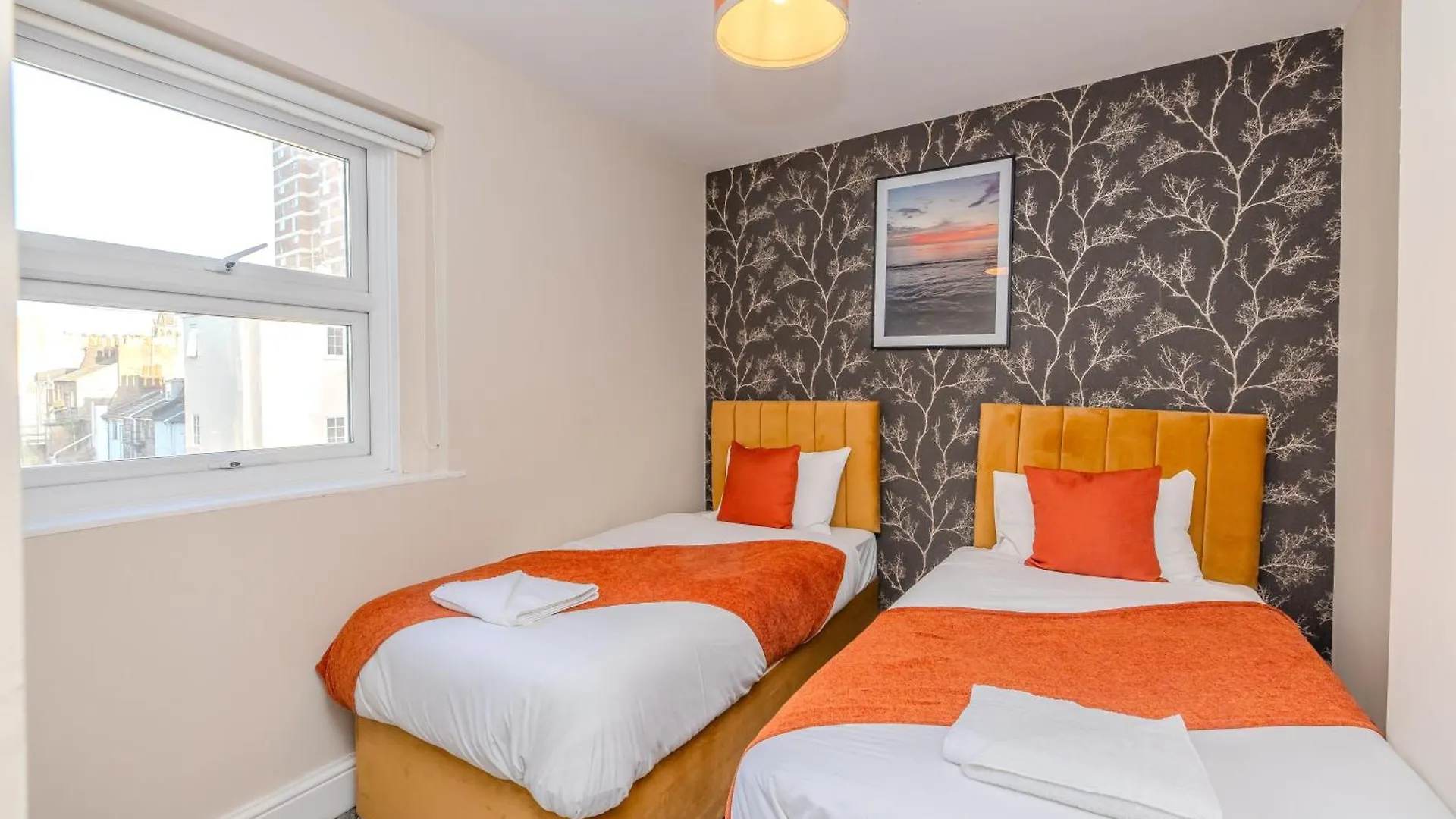 2 Bedroom Apartment Next To Brighton Beach & Shopping Center 0*,  United Kingdom