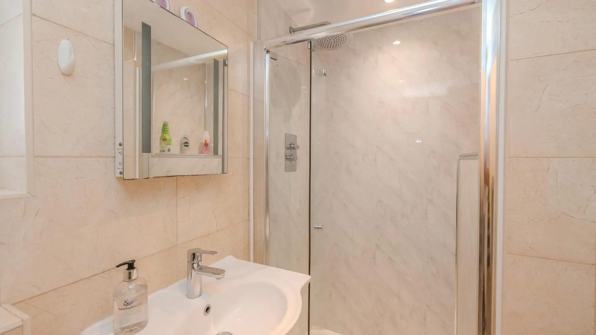 2 Bedroom Apartment Next To Brighton Beach & Shopping Center United Kingdom