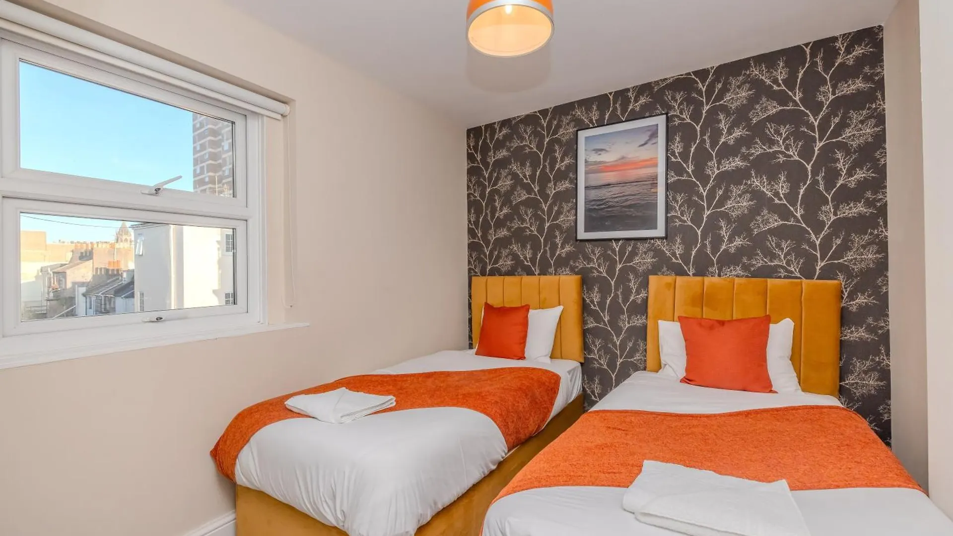 2 Bedroom Apartment Next To Brighton Beach & Shopping Center 0*,  United Kingdom