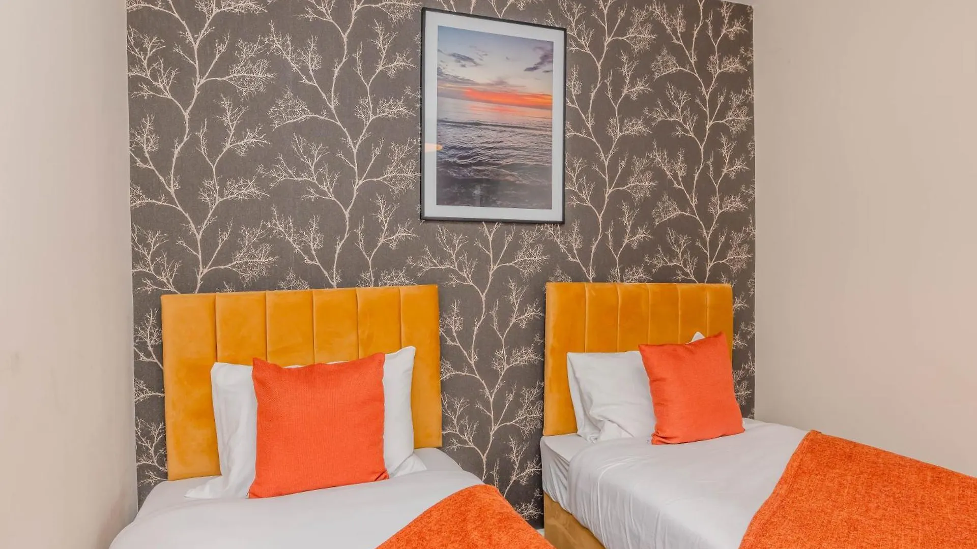 2 Bedroom Apartment Next To Brighton Beach & Shopping Center United Kingdom